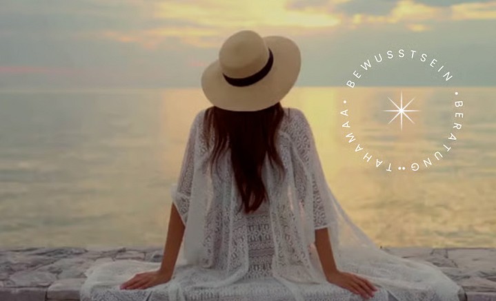 frau am meer sitzend