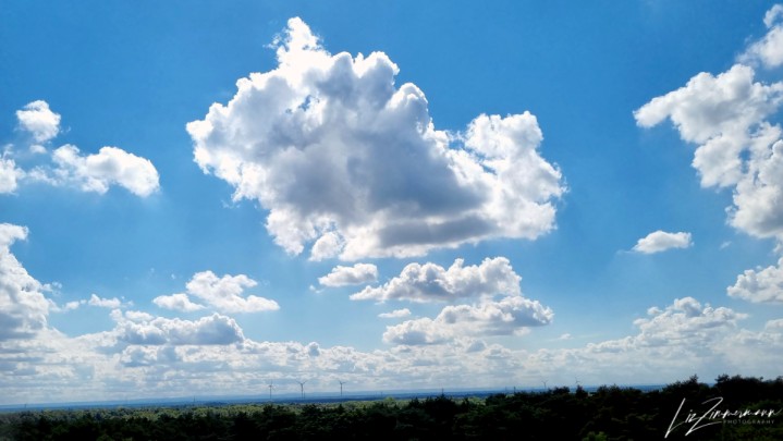 Wolken am blauen Himmel